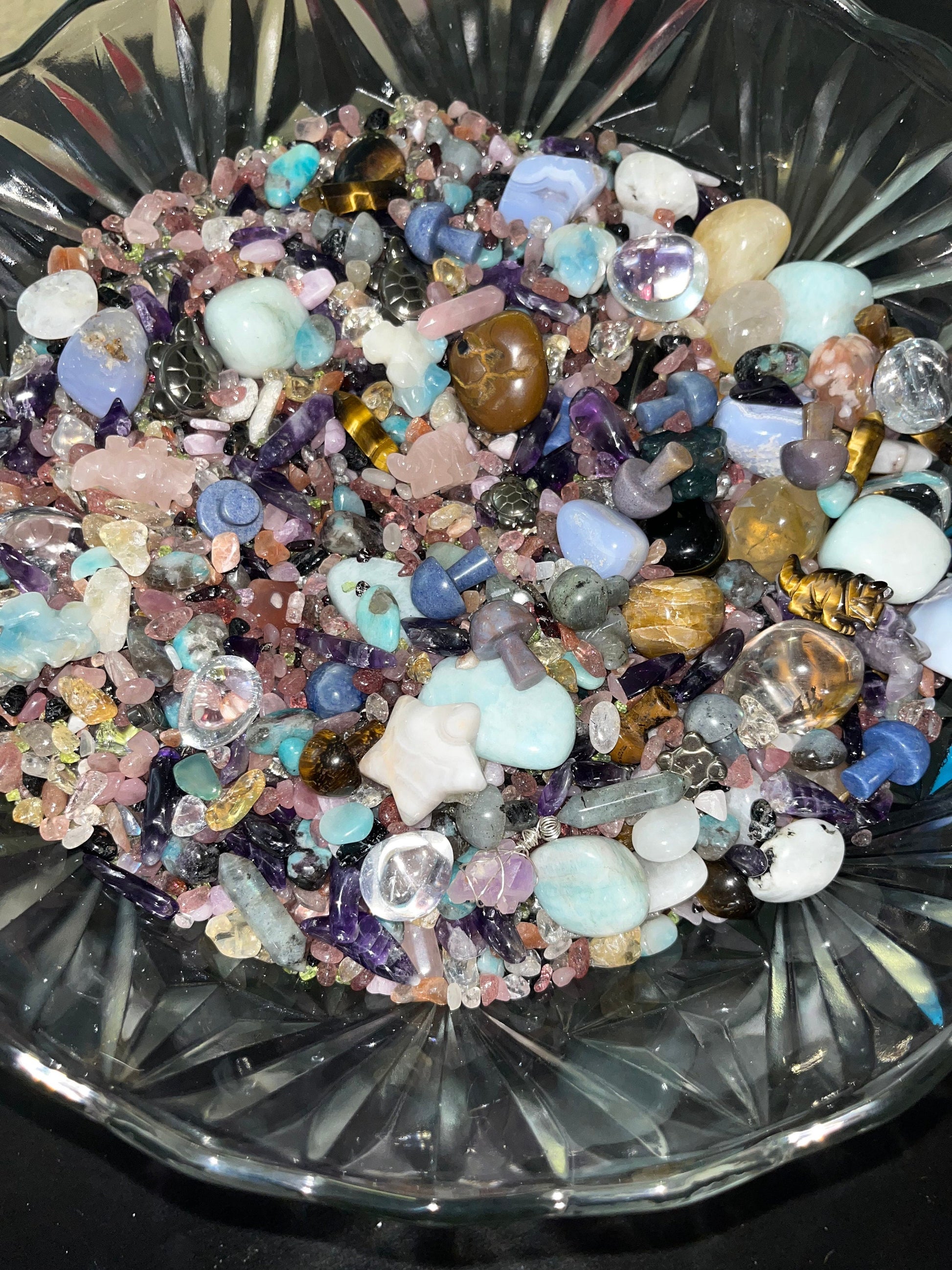 Crystal Confetti Scoop: Carvings, Tumbles, Chips